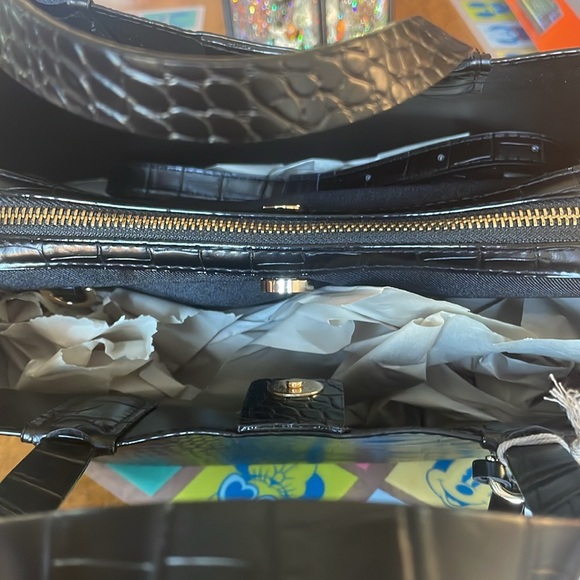 A new day purse converts to a crossbody or shoulder bag - Picture 3 of 5